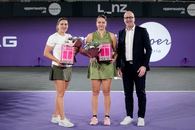TENNIS - WTA, Tennis Damen Upper Austria Ladies Linz LINZ,AUSTRIA,12.FEB.23 - TENNIS - WTA Tour, Upper Austria Ladies Linz. Image shows Natalia Dzalamidze (GEO) and Viktoria Kuzmova (SVK) and Regional Sports Director Gerhard Rumetshofer (OOE Sports).  GEPAxpictures xManfredxBinder