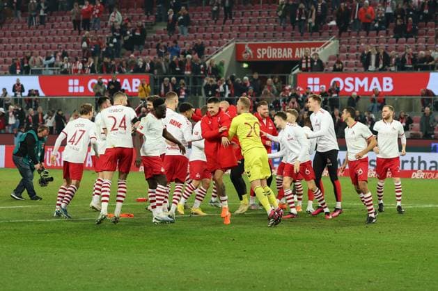 Sport Themen der Woche KW06 Sport Bilder des Tages GER, 1.FBL. 1. FC Koeln vs. Eintracht Frankfurt 12.02.2023, Rheinenergie Stadion, Koeln, GER, 1.FBL. 1. FC Koeln vs. Eintracht Frankfurt, im Bild: die Koelner gehen zur Kurve und bedanken sich Tim Lemperle (FC Koeln 25 ), Timo Horn Torwart (FC Koeln 1), Jonas Hector (FC Koeln 14), Kevin Mckenna Co-Trainer (1. FC Koeln), Steffen Tigges (FC Koeln 21), Nikola Soldo (FC Koeln 5), Mathias Olesen (FC Koeln 47), Timo Hübers Huebers (FC Koeln 4), Sargis Adamyan (FC Koeln 23), Ellyes Skhiri (FC Koeln 28), Marvin Schäbe Schaebe Torwart (FC Koeln 20), Benno Schmitz (FC Koeln 2), Florian Kainz (FC Koeln 11), Jeff Chabot (FC Koeln 24), *** GER, 1 FBL 1 FC Koeln vs Eintracht Frankfurt 12 02 2023, Rheinenergie Stadion, Koeln, GER, 1 FBL 1 FC Koeln vs Eintracht Frankfurt, in the picture the Koelner go to the curve and thank Tim Lemperle FC Koeln 25 , Timo Horn goalkeeper FC Koeln 1 , Jonas Hector FC Koeln 14 , Kevin Mckenna Co coach 1 FC Koeln , Steffen Tigges FC Koeln 21 , Nikola Soldo FC Koeln 5 , Mathias Olesen FC Koeln 47 , Timo Hübers Huebers FC Koeln 4 , Sargis Adamyan FC Koeln 23 , Ellyes Skhiri FC Koeln 28 , Marvin Schäbe Schaebe Goalkeeper FC Koeln 20 , Benno Schmitz FC Koeln 2 , Florian Kainz FC Koeln 11 , Jeff Chabot FC Koeln 24 , nordphotoxGmBHx xMeuter nph00351