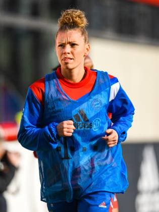 Fußball I Frauen I Saison 2022-2023 I 1. Bundesliga I 12. Spieltag I FC Bayern München - Eintracht Frankfurt I 11.02.2023 Linda Dallmann (10, Bayern München) kurz vor ihrer Einwechslung beim Aufwärmprogramm Freisteller, Porträt, Portrait, Einzelfoto München Ingolstädter Straße 272 Bayern Deutschland Copyright: xLobeca InesxHähnelx