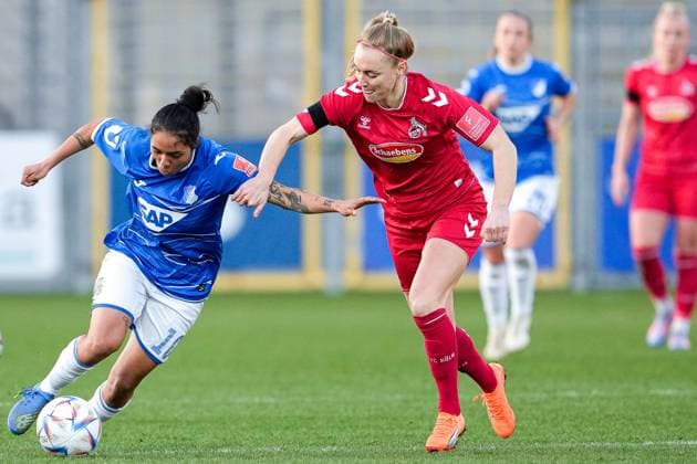 v.li.: Gia Corley (TSG, 10), Sarah Puntigam (Köln, 17), Zweikampf, Spielszene, Duell, duel, tackle, tackling, Dynamik, Action, Aktion, 12.02.2023, Sinsheim (Hoffenheim) (Deutschland), Fussball, Flyeralarm Frauen-Bundesliga, TSG 1899 Hoffenheim - 1. FC Köln, 12.02.2023, Sinsheim (Hoffenheim) (Deutschland), Fussball, Flyeralarm Frauen-Bundesliga, TSG 1899 Hoffenheim - 1. FC Köln, DFB DFL REGULATIONS PROHIBIT ANY USE OF PHOTOGRAPHS AS IMAGE SEQUENCES AND OR QUASI-VIDEO.