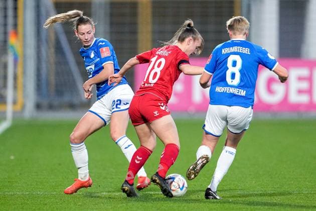v.li.: Sarai Linder (TSG, 22), Andrea Gavric (Köln, 18), Paulina Krumbiegel (TSG, 8), Zweikampf, Spielszene, Duell, duel, tackle, tackling, Dynamik, Action, Aktion, 12.02.2023, Sinsheim (Hoffenheim) (Deutschland), Fussball, Flyeralarm Frauen-Bundesliga, TSG 1899 Hoffenheim - 1. FC Köln, 12.02.2023, Sinsheim (Hoffenheim) (Deutschland), Fussball, Flyeralarm Frauen-Bundesliga, TSG 1899 Hoffenheim - 1. FC Köln, DFB DFL REGULATIONS PROHIBIT ANY USE OF PHOTOGRAPHS AS IMAGE SEQUENCES AND OR QUASI-VIDEO.