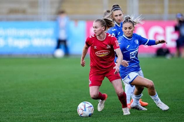v.li.: Laura Donhauser (Köln, 25), Katharina Naschenweng (TSG, 9), Ereleta Memeti (TSG, 23), Zweikampf, Spielszene, Duell, duel, tackle, tackling, Dynamik, Action, Aktion, 12.02.2023, Sinsheim (Hoffenheim) (Deutschland), Fussball, Flyeralarm Frauen-Bundesliga, TSG 1899 Hoffenheim - 1. FC Köln, 12.02.2023, Sinsheim (Hoffenheim) (Deutschland), Fussball, Flyeralarm Frauen-Bundesliga, TSG 1899 Hoffenheim - 1. FC Köln, DFB DFL REGULATIONS PROHIBIT ANY USE OF PHOTOGRAPHS AS IMAGE SEQUENCES AND OR QUASI-VIDEO.