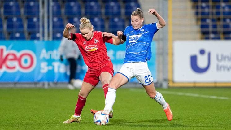 v.li.: Lena Uebach (Köln, 27), Sarai Linder (TSG, 22), Zweikampf, Spielszene, Duell, duel, tackle, tackling, Dynamik, Action, Aktion, 12.02.2023, Sinsheim (Hoffenheim) (Deutschland), Fussball, Flyeralarm Frauen-Bundesliga, TSG 1899 Hoffenheim - 1. FC Köln, 12.02.2023, Sinsheim (Hoffenheim) (Deutschland), Fussball, Flyeralarm Frauen-Bundesliga, TSG 1899 Hoffenheim - 1. FC Köln, DFB DFL REGULATIONS PROHIBIT ANY USE OF PHOTOGRAPHS AS IMAGE SEQUENCES AND OR QUASI-VIDEO.