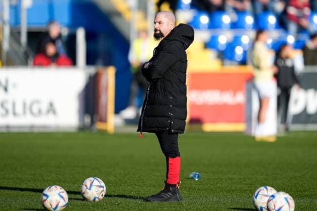 Sascha Glass (Trainer, Cheftrainer, 1. FC Köln), Freisteller, Ganzkörper, Einzelbild, Einzelfoto, Aktion, Action, 12.02.2023, Sinsheim (Hoffenheim) (Deutschland), Fussball, Flyeralarm Frauen-Bundesliga, TSG 1899 Hoffenheim - 1. FC Köln, 12.02.2023, Sinsheim (Hoffenheim) (Deutschland), Fussball, Flyeralarm Frauen-Bundesliga, TSG 1899 Hoffenheim - 1. FC Köln, DFB DFL REGULATIONS PROHIBIT ANY USE OF PHOTOGRAPHS AS IMAGE SEQUENCES AND OR QUASI-VIDEO.