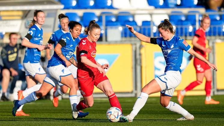 v.li.: Gia Corley (TSG, 10), Weronika Zawistowska (Köln, 24), Chantal Hagel (TSG, 7), Zweikampf, Spielszene, Duell, duel, tackle, tackling, Dynamik, Action, Aktion, 12.02.2023, Sinsheim (Hoffenheim) (Deutschland), Fussball, Flyeralarm Frauen-Bundesliga, TSG 1899 Hoffenheim - 1. FC Köln, 12.02.2023, Sinsheim (Hoffenheim) (Deutschland), Fussball, Flyeralarm Frauen-Bundesliga, TSG 1899 Hoffenheim - 1. FC Köln, DFB DFL REGULATIONS PROHIBIT ANY USE OF PHOTOGRAPHS AS IMAGE SEQUENCES AND OR QUASI-VIDEO.