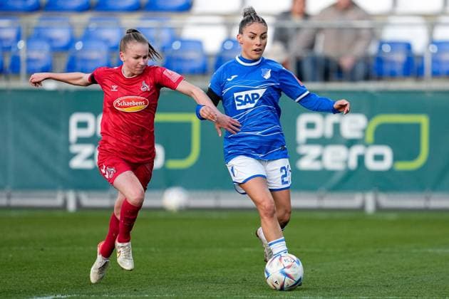 v.li.: Laura Donhauser (Köln, 25), Ereleta Memeti (TSG, 23), Zweikampf, Spielszene, Duell, duel, tackle, tackling, Dynamik, Action, Aktion, 12.02.2023, Sinsheim (Hoffenheim) (Deutschland), Fussball, Flyeralarm Frauen-Bundesliga, TSG 1899 Hoffenheim - 1. FC Köln, 12.02.2023, Sinsheim (Hoffenheim) (Deutschland), Fussball, Flyeralarm Frauen-Bundesliga, TSG 1899 Hoffenheim - 1. FC Köln, DFB DFL REGULATIONS PROHIBIT ANY USE OF PHOTOGRAPHS AS IMAGE SEQUENCES AND OR QUASI-VIDEO.