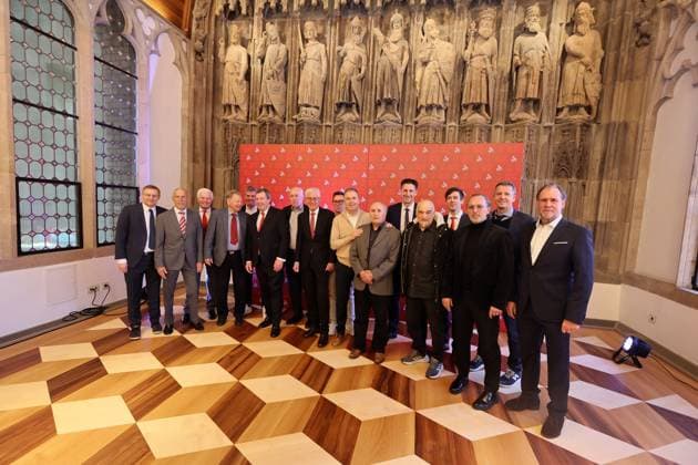 75 Jahre 1. FC Köln, Empfang im historischen Rathaus, Vorstand, Geschäftsführung und ehemalige Spieler, von links: Eckhard Sauren, Christoph Daum, Werner Spinner, Karl-Heinz Thielen, Friedhelm Funkel, Werner Wolf, Bernd Cullmann, Friedrich Neukirch, Markus Rejek, Andreas Rettig, Heinz Hornig, Christian Keller, Harald Konopka, Carsten Wettich, Matthias Hönerbach, Philipp Türoff, Herbert Zimmermann, 13.02.2023, Bild: *** 75 years of 1 FC Köln, reception in the historic city hall, board of directors, management and former players, from left Eckhard Sauren, Christoph Daum, Werner Spinner, Karl Heinz Thielen, Friedhelm Funkel, Werner Wolf, Bernd Cullmann, Friedrich Neukirch, Markus Rejek, Andreas Rettig, Heinz Hornig, Christian Keller, Harald Konopka, Carsten Wettich, Matthias Hönerbach, Philipp Türoff, Herbert Zimmermann, 13 02 2023, Image.