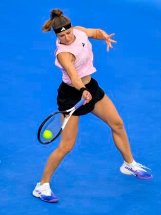 WTA, Tennis Damen Qatar TotalEnergies Open 2023 Karolina Muchova of Czech Republic in action against Martina Trevisan of Italy at the WTA Qatar TotalEnergies Open tennis tournament at the Khalifa International Tennis Complex in Doha, Qatar, 13 February 2023 DOHA Qatar  Copyright: xNoushadxThekkayilx originalFilename:varittyakkal-wtaqatar230213_npNtt.jpg