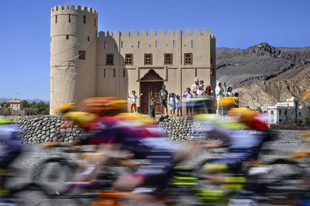 Bilder des Jahres 2023, Sport 02 Februar Sport Themen der Woche KW07 Sport Bilder des Tages JABAL HAAT, OMAN - FEBRUARY 13 : Illustration picture of the peloton during stage 3 of the 12th edition of the 2023 Tour of Oman UCI ProSeries cycling race, a stage of 151,8 kms with start in Al Khobar and finish in Jabal Haat on February 13, 2023 in Jabal Haat, Oman, 13 02 2023 ( Motordriver Guy De Vuyst - Tour Of Oman 2023 - 13 02 2023 PhotoNews Panoramic 