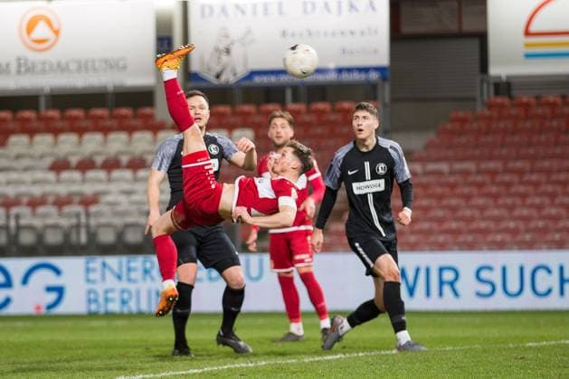 Sport Themen der Woche KW07 Sport Bilder des Tages Cottbus, Deutschland 13. Februar 2023: Regionalliga Nord Ost - 2022 2023 - FC Energie Cottbus vs. Lichtenberg 47 Axel Borgmann (Energie Cottbus) macht das Tor zum 2:0 Stadion der Freundschaft Brandenburg *** Cottbus, Germany 13 February 2023 Regionalliga Nord Ost 2022 2023 FC Energie Cottbus vs Lichtenberg 47 Axel Borgmann Energie Cottbus makes the goal 2 0 Stadion der Freundschaft Brandenburg Copyright: xFotostandx xWeilandx
