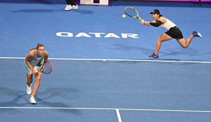(230214) -- DOHA, Feb. 14, 2023 -- Xu Yifan (R) of China Tereza Mihalikova of Slovakia compete during the doubles round of 16 match against Coco Gauff Jessica Pegula of the United States at WTA500 Qatar Open 2023 in Doha, Qatar, Feb. 13, 2023. (Photo by Xinhua) (SP)QATAR-DOHA-TENNIS WTA, Tennis Damen 500-DAY 1 Nikku 