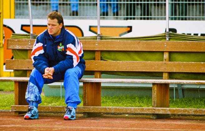 RECORD DATE NOT STATED Aus 2. BL. Saison 1994 95 VfL Wolfsburg - Hansa Rostock 0:1 am 01.10.1994. Im Foto: Hansa Trainer Frank Pagelsdorf auf einer Bank während der Aufwärmzeit *** From 2 BL season 1994 95 VfL Wolfsburg Hansa Rostock 0 1 on 01 10 1994 In photo Hansa coach Frank Pagelsdorf on a bench during warm-up time