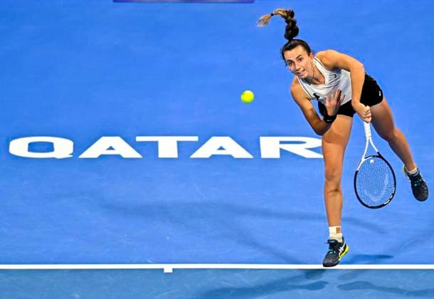 Sport Bilder des Tages WTA, Tennis Damen Qatar TotalEnergies Open 2023 Ipek Oz Of Turkey in action against Victoria Azarenka of Belarus at the WTA Qatar TotalEnergies Open tennis tournament at the Khalifa International Tennis Complex in Doha, Qatar, 13 February 2023 DOHA Qatar  Copyright: xNoushadxThekkayilx originalFilename:varittyakkal-wtaqatar230213_np2qY.jpg