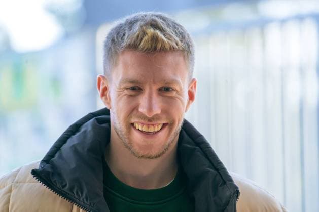 GER, 1.FBL, Werder Bremen Training 14.02.2023, Trainingsgelaende am wohninvest WESERSTADION - Platz 4 5, Bremen, GER, 1.FBL, Werder Bremen Training Mitchell Weiser (Werder Bremen 08); kommt in Zivil am Stadion an - z.zt verletzt
