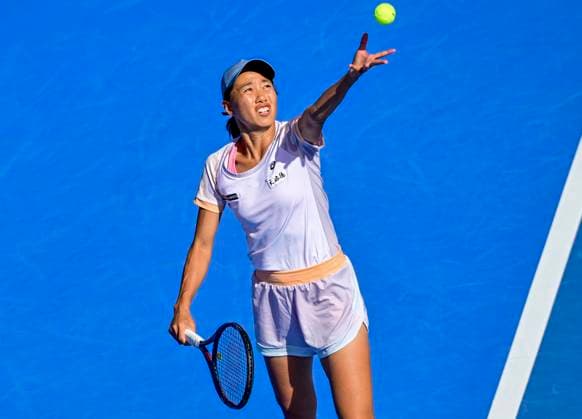 WTA, Tennis Damen Qatar TotalEnergies Open 2023 Shuai Zhang of China in action against Petra Kvitova of Czech Republic at the WTA Qatar TotalEnergies Open tennis tournament at the Khalifa International Tennis Complex in Doha, Qatar, 14 February 2023 DOHA Qatar  Copyright: xNoushadxThekkayilx originalFilename:varittyakkal-wtaqatar230214_npDiS.jpg