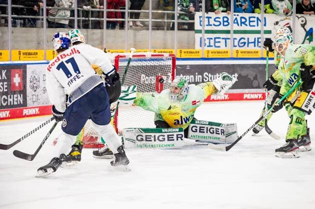 Sport Themen der Woche KW07 Sport Bilder des Tages Frederik Tiffels (EHC Red Bull Muenchen, 11) schiesst Tor zum 0:2 im Tor: Cody Brenner (Torwart, Bietigheim Steelers, 51) GER, Bietigheim Steelers - EHC Red Bull Muenchen, 14.02.2023 Bietigheim Steelers - EHC Red Bull Muenchen, Eishockey, DEL, Saison 2022 2023, 14.02.2023 Bietigheim-Bissingen *** Frederik Tiffels EHC Red Bull Muenchen, 11 scores goal to 0 2 in goal Cody Brenner goalie, Bietigheim Steelers, 51 GER, Bietigheim Steelers EHC Red Bull Muenchen, 14 02 2023 Bietigheim Steelers EHC Red Bull Muenchen, sports, ice hockey, DEL, season 2022 2023, 14 02 2023 Bietigheim Bissingen Copyright: xSandyxDinkelackerx EP_SDR