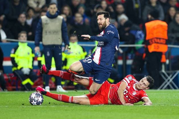 Sport Themen der Woche KW07 Sport Bilder des Tages im Zweikampf, Aktion, mit Lionel Messi 30 (Paris Saint-Germain) und Benjamin Pavard 5 (FC Bayern Muenchen), Paris Saint-Germain vs. FC Bayern Muenchen, Champions League, Fussball, Achtelfinale, 14.02.2023 Paris Paris Frankreich *** in duel, action, with Lionel Messi 30 Paris Saint Germain and Benjamin Pavard 5 FC Bayern Muenchen , Paris Saint Germain vs FC Bayern Muenchen, Champions League, Football, Round of 16, 14 02 2023 Paris Paris France Copyright: xkolbert-press ChristianxKolbertx