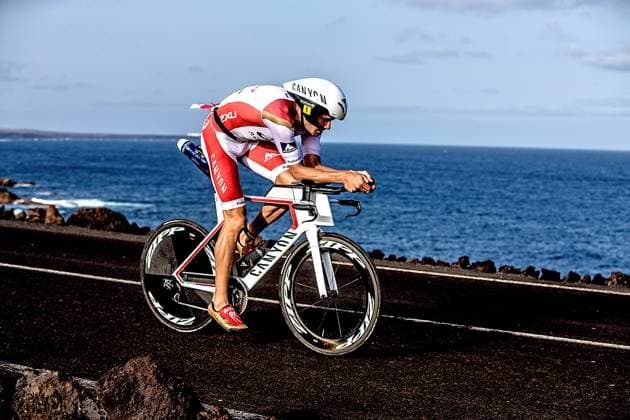 Ironman Weltmeister Jan Frodeno kommt in den Rennzirkus zurück Der dreimalige Ironman Weltmeister und Olympiasieger JAN FRODENO KEHRT ZUM RENNSPORT ZURÜCK. Er wird 2023 BEI DER IRONMANÂ® European Championship, EM, Europameisterschaft HAMBURG UND DER VINFAST IRONMAN World Championship, WM, Weltmeisterschaft IN NIZZA, FRANKREICH starten. *** Ironman World Champion Jan Frodeno returns to racing Three-time Ironman World Champion and Olympic Champion JAN FRODENO RETURNS TO RACING He will compete in the 2023 IRONMANÂ® EUROPEAN CHAMPIONSHIP HAMBURG AND VINFAST IRONMAN WORLD CHAMPIONSHIP IN NIZZA, FRANCE IKT_2274 (Kopie)
