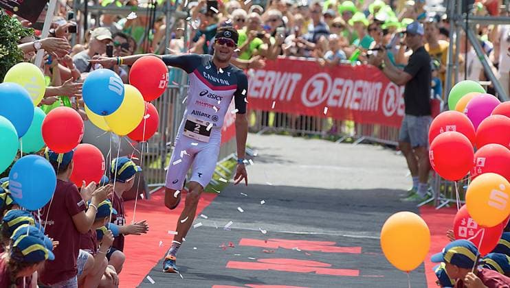 Ironman Weltmeister Jan Frodeno kommt in den Rennzirkus zurück Der dreimalige Ironman Weltmeister und Olympiasieger JAN FRODENO KEHRT ZUM RENNSPORT ZURÜCK. Er wird 2023 BEI DER IRONMANÂ® European Championship, EM, Europameisterschaft HAMBURG UND DER VINFAST IRONMAN World Championship, WM, Weltmeisterschaft IN NIZZA, FRANKREICH starten. *** Ironman World Champion Jan Frodeno returns to racing Three-time Ironman World Champion and Olympic Champion JAN FRODENO RETURNS TO RACING He will compete in the 2023 IRONMANÂ® EUROPEAN CHAMPIONSHIP HAMBURG AND VINFAST IRONMAN WORLD CHAMPIONSHIP IN NIZZA, FRANCE IKT_3275