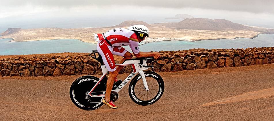 Ironman Weltmeister Jan Frodeno kommt in den Rennzirkus zurück Der dreimalige Ironman Weltmeister und Olympiasieger JAN FRODENO KEHRT ZUM RENNSPORT ZURÜCK. Er wird 2023 BEI DER IRONMANÂ® European Championship, EM, Europameisterschaft HAMBURG UND DER VINFAST IRONMAN World Championship, WM, Weltmeisterschaft IN NIZZA, FRANKREICH starten. *** Ironman World Champion Jan Frodeno Returns to Racing Three-time Ironman World Champion and Olympic Champion JAN FRODENO RETURNS TO RACING He will compete in the 2023 IRONMANÂ® EUROPEAN CHAMPIONSHIP HAMBURG AND VINFAST IRONMAN WORLD CHAMPIONSHIP IN NIZZA, FRANCE IKW_1300_2