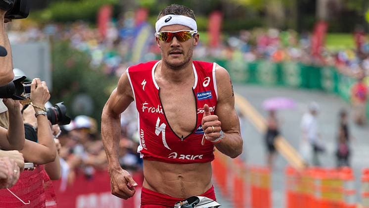 Ironman Weltmeister Jan Frodeno kommt in den Rennzirkus zurück Der dreimalige Ironman Weltmeister und Olympiasieger JAN FRODENO KEHRT ZUM RENNSPORT ZURÜCK. Er wird 2023 BEI DER IRONMANÂ® European Championship, EM, Europameisterschaft HAMBURG UND DER VINFAST IRONMAN World Championship, WM, Weltmeisterschaft IN NIZZA, FRANKREICH starten. *** Ironman World Champion Jan Frodeno returns to racing Three-time Ironman World Champion and Olympic Champion JAN FRODENO RETURNS TO RACING He will compete in the 2023 IRONMANÂ® EUROPEAN CHAMPIONSHIP HAMBURG AND VINFAST IRONMAN WORLD CHAMPIONSHIP IN NIZZA, FRANCE KUT_0866 (Kopie) 1