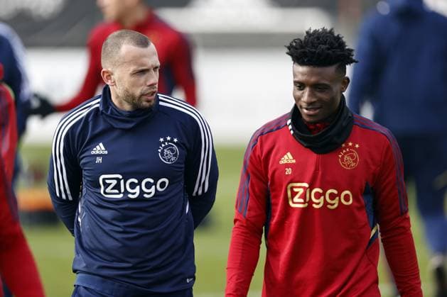 AMSTERDAM - (lr) Ajax coach John Heitinga, Mohammed Kudus during a training session prior to the UEFA Europa League play-off match between Ajax Amsterdam and FC Union Berlin at sportpark de Toekomst on February 15, 2023 in Amsterdam, Netherlands. ANP MAURICE VAN STONE UEFA Europa League Play-off MD-1 2022 2023 xVIxANPxSportx xxANPxIVx 462843924 originalFilename: 462843924.jpg