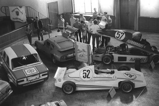DDR, historisch, Motorsport, Vereine: MC Gröditz, 20 Jahre Bestehen Jubiläum, Ausstellung, Motorsportschau und Rennen im K-Wagen, 17.07.1982. Veröffentlichung in Sächsische Zeitung am 19.07.1982: Der MC Gröditz feierte sein ,Zwanzigjähriges mit einer Motorsportschau. Bildunterschrift: Auf reges Interesse stieß die Motorsportschau des MC Gröditz in der Ausstellungshalle der einheimischen Kulturstätte. Rund 40 Fahrzeuge und Rennboote waren zu sehen. *** GDR, historical, motor sports, Clubs Mc Groeditz, 20 Years Existence Anniversary, Exhibition, Motorsport show and Race in K Car, 17 07 1982 Publication in Saxon Newspaper at 19 07 1982 the Mc Gröditz celebrated be ,Twenty year old with a Motorsport show Caption on lively Interest met The Motorsport show the Mc Gröditz in the Exhibition hall the native Cultural site Around 40 Vehicles and Racing boats were to see Copyright: xSZ MarionxGröningx