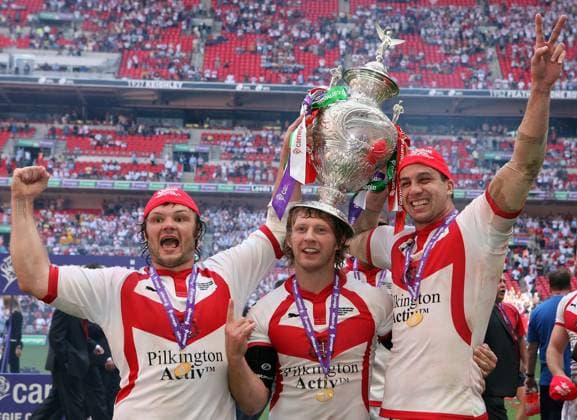 Catalans Dragons v St Helens Picture by Matthew Impey SWpix.com - 25 08 2007 - Rugby League - Carnegie Challenge Cup Final - Catalans Dragons v St Helens - Wembley Stadium, London, England - St Helens Keiron Cunningham, Sean Long and Jason Cayless celebrate with Challenge Cup. London England Copyright: x xSWpix.comx(t axPhotographyxHubxLtd)xMatthewxImpey SWpix.comx