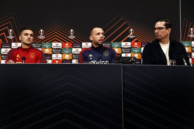 AMSTERDAM - (lr) Dusan Tadic and Ajax coach John Heitinga during the press conference, PK, Pressekonferenz prior to the UEFA Europa League play-off match between Ajax Amsterdam and FC Union Berlin at Johan Cruijff ArenA on February 15, 2023 in Amsterdam, Netherlands. ANP MAURICE VAN STONE UEFA Europa League Play-off MD-1 2022 2023 xVIxANPxSportx xxANPxIVx 462848176 originalFilename: 462848176.jpg