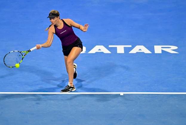 WTA, Tennis Damen Qatar TotalEnergies Open 2023 Danielle Collins of United States in action during round of 16 match against Iga Swiatek of Poland at the WTA Qatar TotalEnergies Open tennis tournament at the Khalifa International Tennis Complex in Doha, Qatar, 15 February 2023 DOHA Qatar  Copyright: xNoushadxThekkayilx originalFilename:varittyakkal-wtaqatar230215_npzqI.jpg