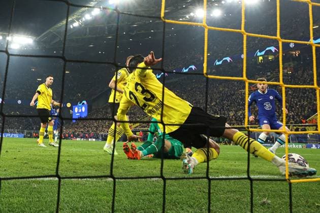 Sport Themen der Woche KW07 Sport Bilder des Tages Sport Bilder des Tages Mandatory Credit: Photo by Paul Currie Shutterstock (13765703cg) Emre Can of Borussia Dortmund clears the ball off the line after a Chelsea chance Borussia Dortmund v Chelsea, UEFA Champions League, Round of 16, First Leg, Football, Signal Iduna Park, Dortmund, Germany - 15 Feb 2023 EDITORIAL USE ONLY No use with unauthorised audio, video, data, fixture lists, club league logos or live services. Online in-match use limited to 120 images, no video emulation. No use in betting, games or single club league player publications. Borussia Dortmund v Chelsea, UEFA Champions League, Round of 16, First Leg, Football, Signal Iduna Park, Dortmund, Germany - 15 Feb 2023 EDITORIAL USE ONLY No use with unauthorised audio, video, data, fixture lists, club league logos or live services. Online in-match use limited to 120 images, no video emulation. No use in betting, games or single club league player publications.  Copyright: xPaulxCurrie Shutterstockx 13765703cg
