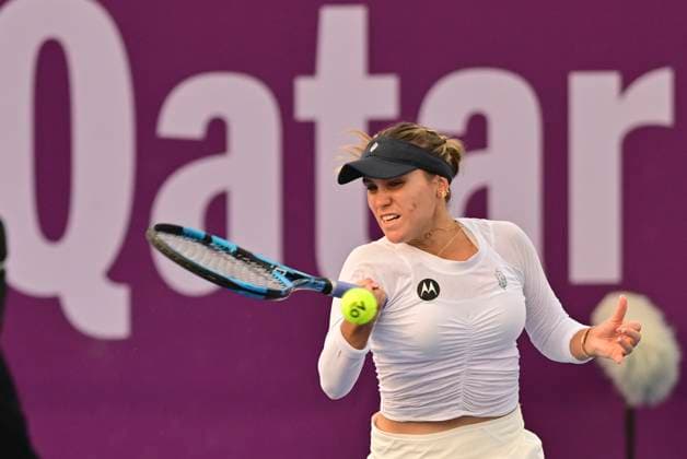 (230216) -- DOHA, Feb. 16, 2023 -- Sofia Kenin of the United States hits a return during the singles round of 16 match against Veronika Kudermetova of Russia at WTA500 Qatar Open 2023 in Doha, Qatar, Feb. 15, 2023. (Photo by Nikku Xinhua) (SP)QATAR-DOHA-TENNIS WTA, Tennis Damen 500 yangyuanyong 