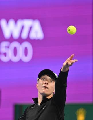 (230216) -- DOHA, Feb. 16, 2023 -- Iga Swiatek of Poland serves during the singles round of 16 match between Iga Swiatek of Poland and Danielle Collins of the United States at WTA500 Qatar Open 2023 in Doha, Qatar, Feb. 15, 2023. (Photo by Nikku Xinhua) (SP)QATAR-DOHA-TENNIS WTA, Tennis Damen 500 yangyuanyong 