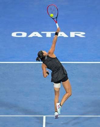 (230216) -- DOHA, Feb. 16, 2023 -- Caroline Garcia of France hits a return during the singles round of 16 match against Karolina Muchova of the Czech Republic at WTA500 Qatar Open 2023 in Doha, Qatar, Feb. 15, 2023. (Photo by Xinhua) (SP)QATAR-DOHA-TENNIS WTA, Tennis Damen 500 Nikku 