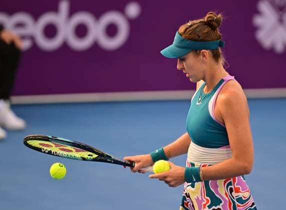 (230216) -- DOHA, Feb. 16, 2023 -- Belinda Bencic of Switzerland prepares to serve during the singles round of 16 match against Victoria Azarenka of Belarus at WTA500 Qatar Open 2023 in Doha, Qatar, Feb. 15, 2023. (Photo by Xinhua) (SP)QATAR-DOHA-TENNIS WTA, Tennis Damen 500 Nikku 