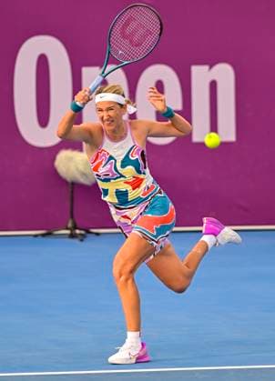 (230216) -- DOHA, Feb. 16, 2023 -- Victoria Azarenka of Belarus hits a return during the singles round of 16 match against Belinda Bencic of Switzerland at WTA500 Qatar Open 2023 in Doha, Qatar, Feb. 15, 2023. (Photo by Xinhua) (SP)QATAR-DOHA-TENNIS WTA, Tennis Damen 500 Nikku 