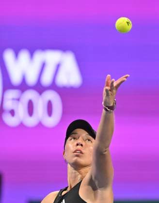 (230216) -- DOHA, Feb. 16, 2023 -- Jessica Pegula of the United States serves during the singles round of 16 match against Jelena Ostapenko of Latvia at WTA500 Qatar Open 2023 in Doha, Qatar, Feb. 15, 2023. (Photo by Xinhua) (SP)QATAR-DOHA-TENNIS WTA, Tennis Damen 500 Nikku 