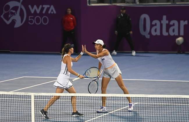 (230216) -- DOHA, Feb. 16, 2023 -- Zhang Shuai (R) of China Giuliana Olmos of Mexico celebrate during the doubles quarter finals match against Aoyama Shuko Ninomiya Makoto of Japan at WTA500 Qatar Open 2023 in Doha, Qatar, Feb. 15, 2023. (Photo by Xinhua) (SP)QATAR-DOHA-TENNIS WTA, Tennis Damen 500 Nikku 