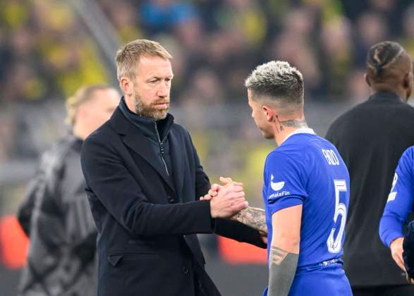 Trainer Graham POTTER l. (Chelsea) klatscht Enzo FERNANDEZ (Chelsea) nach dem Spiel ab, Fussball Champions League, Achtelfinale Hinspiel, Borussia Dortmund (DO) - FC Chelsea 1:0, am 15.02.2023 in Dortmund Deutschland. Â