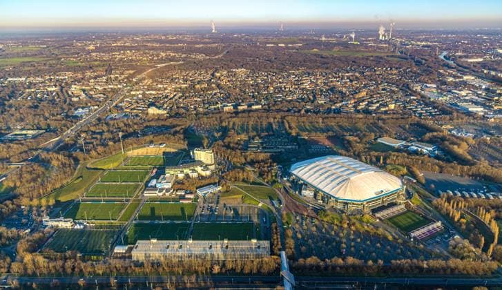 Luftbild, Veltins-Arena Bundesligastadion des FC Schalke 04 mit geschlossenem Dach und ausgefahrenem Spielfeld Rasen, Erle, Gelsenkirchen, Ruhrgebiet, Nordrhein-Westfalen, Deutschland !ACHTUNGxMINDESTHONORARx60xEURO!