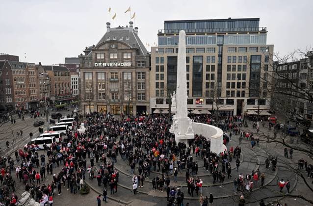 Fussball, Herren, Saison 2022 2023, Europa League (Play-Offs zum Achtelfinale, Hinspiel), Ajax Amsterdam - 1. FC Union Berlin, im Bild: Fans von Union am Spieltag in Amsterdam am Dam Square, 16.02. 2023, Copyright: xMatthiasxKochx