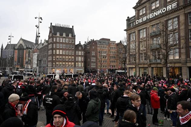 Fussball, Herren, Saison 2022 2023, Europa League (Play-Offs zum Achtelfinale, Hinspiel), Ajax Amsterdam - 1. FC Union Berlin, im Bild: Fans von Union am Spieltag in Amsterdam am Dam Square, 16.02. 2023, Copyright: xMatthiasxKochx