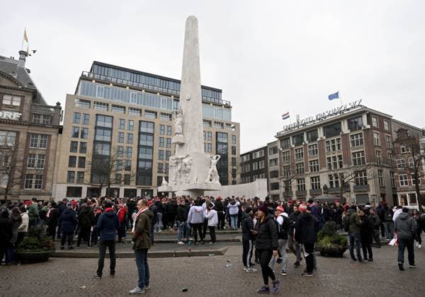 Fussball, Herren, Saison 2022 2023, Europa League (Play-Offs zum Achtelfinale, Hinspiel), Ajax Amsterdam - 1. FC Union Berlin, im Bild: Fans von Union am Spieltag in Amsterdam am Dam Square, 16.02. 2023, Copyright: xMatthiasxKochx