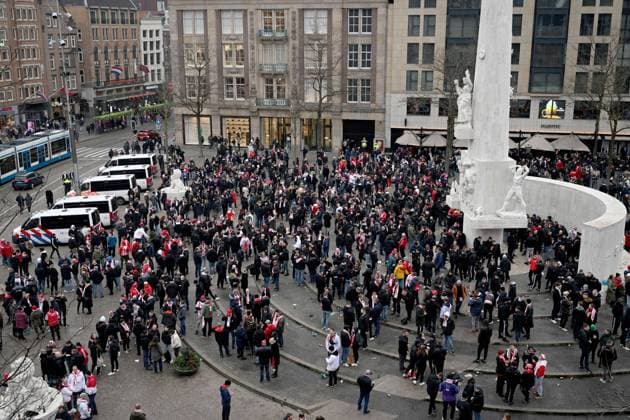 Fussball, Herren, Saison 2022 2023, Europa League (Play-Offs zum Achtelfinale, Hinspiel), Ajax Amsterdam - 1. FC Union Berlin, im Bild: Fans von Union am Spieltag in Amsterdam am Dam Square, 16.02. 2023, Copyright: xMatthiasxKochx