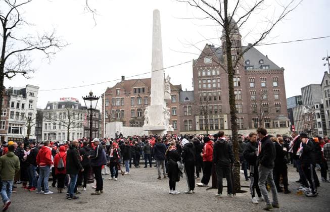 Fussball, Herren, Saison 2022 2023, Europa League (Play-Offs zum Achtelfinale, Hinspiel), Ajax Amsterdam - 1. FC Union Berlin, im Bild: Fans von Union am Spieltag in Amsterdam am Dam Square, 16.02. 2023, Copyright: xMatthiasxKochx