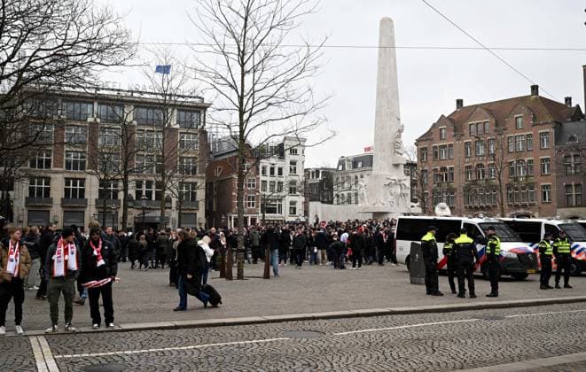 Fussball, Herren, Saison 2022 2023, Europa League (Play-Offs zum Achtelfinale, Hinspiel), Ajax Amsterdam - 1. FC Union Berlin, im Bild: Fans von Union am Spieltag in Amsterdam am Dam Square, 16.02. 2023, Copyright: xMatthiasxKochx