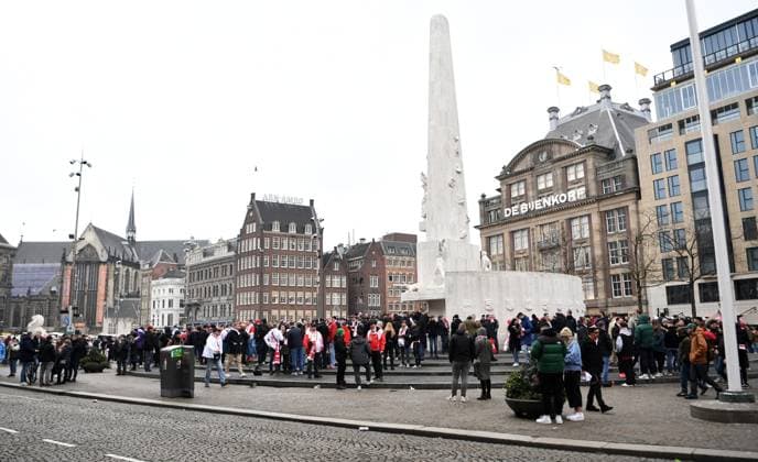 Fussball, Herren, Saison 2022 2023, Europa League (Play-Offs zum Achtelfinale, Hinspiel), Ajax Amsterdam - 1. FC Union Berlin, im Bild: Fans von Union am Spieltag in Amsterdam am Dam Square, 16.02. 2023, Copyright: xMatthiasxKochx