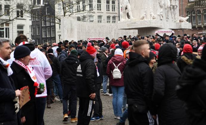 Fussball, Herren, Saison 2022 2023, Europa League (Play-Offs zum Achtelfinale, Hinspiel), Ajax Amsterdam - 1. FC Union Berlin, im Bild: Fans von Union am Spieltag in Amsterdam am Dam Square, 16.02. 2023, Copyright: xMatthiasxKochx
