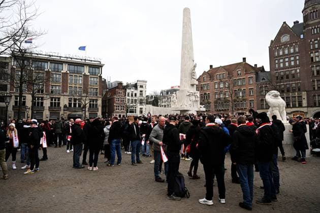 Fussball, Herren, Saison 2022 2023, Europa League (Play-Offs zum Achtelfinale, Hinspiel), Ajax Amsterdam - 1. FC Union Berlin, im Bild: Fans von Union am Spieltag in Amsterdam am Dam Square, 16.02. 2023, Copyright: xMatthiasxKochx