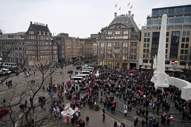 Fussball, Herren, Saison 2022 2023, Europa League (Play-Offs zum Achtelfinale, Hinspiel), Ajax Amsterdam - 1. FC Union Berlin, im Bild: Fans von Union am Spieltag in Amsterdam am Dam Square, 16.02. 2023, Copyright: xMatthiasxKochx